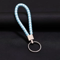 Portachiavi in pelle intrecciata blu e bianca con anello metallico su sfondo nero - 30*1.6mm / Celeste Bianco