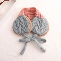 Detalle de bufanda de punto azul y rosa con forro de felpa suave y lazo para niños - Talla única / Orejeras / Gris + Rosa