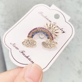 Broche arc-en-ciel avec strass multicolores et détails de nuages sur carte blanche - A7-28