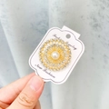 Broche ronde dorée élégante avec perle centrale et strass radiants pour vêtements - A7-27