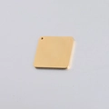 Primer plano de un colgante cuadrado de acero inoxidable dorado pulido con un agujero - 1.5mm de Espesor (MP529) / Oro de 18K