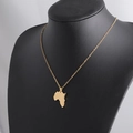 Collar con colgante del mapa de África de acero inoxidable dorado en un maniquí negro - Dorado