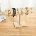 Einstöckiger beigefarbener T-Bar-Schmuckständer aus Leinen für Armbänder auf Holztisch - Hanfstoff / Beige (Leinen)