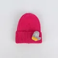 Dettaglio del berretto a coste rosa rosso con toppa a guanto grigio e fiocco di neve - Rosa Rossa