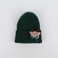 Dettaglio del berretto in maglia verde scuro con renna rosa di peluche e fiocco - Verde Scuro