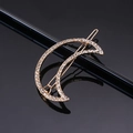 Detailaufnahme einer vergoldeten Haarspange in Mondform mit funkelnden weißen Strasssteinen - Gold Mond Strass Frosch Clip