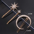 Vue détaillée du set de barrettes dorées avec strass affichant les tailles 4,5cm et 5,5cm - Ensemble lune soleil étoile