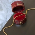 Detail van een gouden box ketting op een vintage rode fluwelen sieradendoosje op tafel - Vierkante Kralenketting / 45 cm / Goud