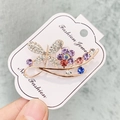 Élégante broche dorée papillon et fleur avec strass colorés sur une carte de support - A7-2