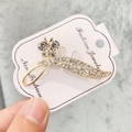 Broche papillon dorée avec strass étincelants et détail de feuille sur carte - A7-4