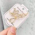 Exquise broche aile dorée avec strass en cristal scintillants sur une carte - A7-13