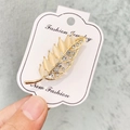 Élégante broche feuille dorée ornée de pierres marquises blanches et de strass brillants - A7-12