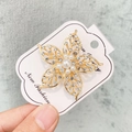 Broche fleur à cinq pétales avec perles blanches et strass sur base dorée chic - A7-14