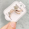Élégante broche fleur en or rose avec cristaux étincelants et pierres bleu clair - A7-16