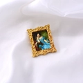 Détail de broche baroque avec portrait renaissance en cadre doré ciselé sur soie blanche - Portrait de dame en bleu - Rectangle