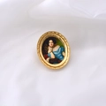 Dettaglio di spilla barocca ovale con ritratto di dama in pittura a olio rinascimentale - Ritratto di signora in blu - Ovale