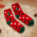 Calze di Natale calde in pile corallo con motivi festivi di alberi verdi su base rossa - Albero di Natale - Pois Verdi Rossi