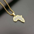 Primer plano del colgante mapa de África chapado en oro con detalles de strass brillantes - Modelo DZ174B Colgante Pequeño / Dorado