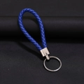 Portachiavi in pelle intrecciata blu con anello in metallo argento su base nera - 30*1.6mm / Blu scuro