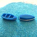 Modèles miniatures de bateaux bleus pour décoration d'aquarium sur fond de sable bleu - Bateau Bleu Bord Blanc / 2.6cm