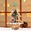 Dettaglio decorazione natalizia in legno con Babbo Natale e renna sotto una stella - Albero con Stella Verde