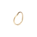 Anello minimalista in acciaio inossidabile dorato con design a onde su sfondo bianco - US 7 / Oro