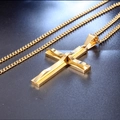 Primer plano detallado de la cruz de acero inoxidable dorado con acabado pulido brillante - Color Oro Completo