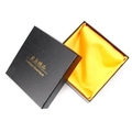 Boîte cadeau pour ceinture noire avec logo doré et doublure intérieure en satin jaune - Boîte à couvercle rabattable