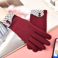 Damen Strickhandschuhe in Weinrot mit Karomuster am Handgelenk und Dekoknöpfen - Weinrot mit schwarz-weißem Gitter