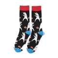 Detail von schwarzen Socken mit weißen Katzenmustern und rot-blauen Farbakzenten - A054 / Schwarz Weiße Katze