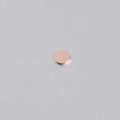 Primer plano de un dije redondo de 6 mm de acero inoxidable oro rosa con acabado espejo pulido - 1mm Espesor (MP263) / Oro rosa