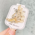 Élégante broche tulipe dorée avec gemmes blanches en goutte et accents de cristal - A7-8