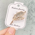 Broche élégante en forme de feuille dorée avec strass et perles sur carte cadeau - A7-18-Feuille de Plume d'Or Strass
