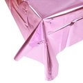 Detailopname van het roségouden folie tafelkleed met glanzende metallic textuur - Kleine Roze Tafelkleed