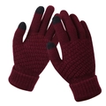 Dettaglio di guanti in maglia rosso scuro con punte touch per l'uso invernale - Borgogna
