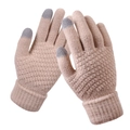 Dettaglio delle punte touchscreen in filato conduttivo su guanti invernali in maglia beige - Beige