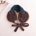 Detalle de orejeras de punto para niños con forro de felpa en azul marino y marrón - Talla única / Orejeras / Café + Azul Profundo