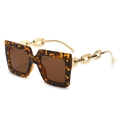 Lunettes de soleil carrées écailles avec branches en chaîne dorée et verres bruns - Monture Léopard / Verres Thé