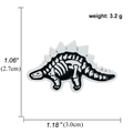 Spilla in smalto a forma di scheletro di dinosauro in bianco e nero per borsa - Scheletro di Stegosauro