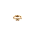 Elegante anillo hexagonal dorado para mujer con circonitas blancas sobre fondo blanco - US 7 / Dorado