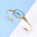Handgefertigter goldener Armreif mit blauem Drusen-Achat und Drahtwicklung im Boho-Stil - Hellblau