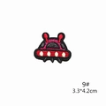 Dettaglio macro di toppa ricamata UFO di 3.3x4.2cm su sfondo bianco per decorazione capi - 9# Toppa UFO
