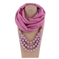Detailansicht von rosa Chiffonschal mit dreilagiger Perlenkette auf einer Schaufensterpuppe - Altrosa