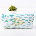 Astuccio in tela bianca con motivi a foglie blu e stampa dorata 'DAYS WILL BE BETTER' - Rombo