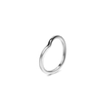 Anello minimalista in acciaio inossidabile argento con design a onda lucido - US 6 / Argento