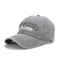 Dettaglio del cappellino grigio lavato vintage con ricamo 3D Cyprus Island - Regolabile / Grigio Chiaro Lavato