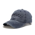 Dettaglio del ricamo CYPRUS ISLAND su cappellino in denim lavato con effetto consumato - Regolabile / Blu Navy Lavato