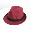 Dettaglio del cappello fedora in feltro bordeaux con nastro in gros-grain nero classico - M (56-58cm) / Borgogna
