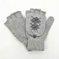 Gros plan de gants tricotés gris avec motif flocon de neige et bouton de fixation - Taille unique / Gris Diamant