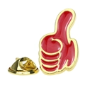 Kreative Emaille-Brosche in Daumen-hoch-Geste in Rot und Gold mit Schmetterlingsverschluss - Roter Daumen Hoch